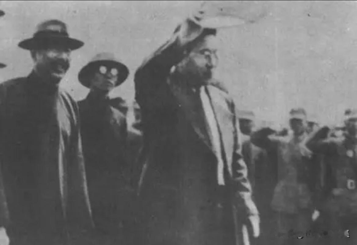 1937年5月27日，西安各界群众在机场欢送杨虎城将军离陕赴沪出国的历史时刻。照