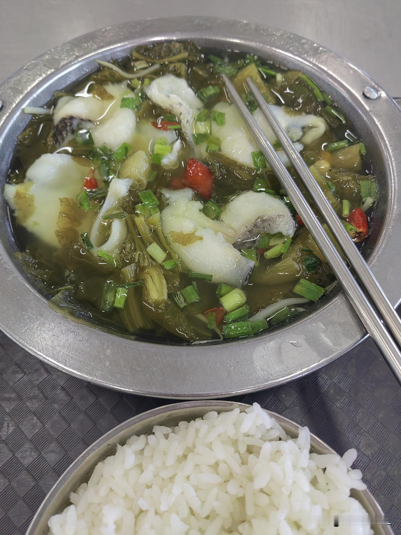 一锅热腾腾的酸菜鱼，是忙碌生活里的治愈良方。酸菜的陈香与鱼肉的鲜美在汤底里交融，