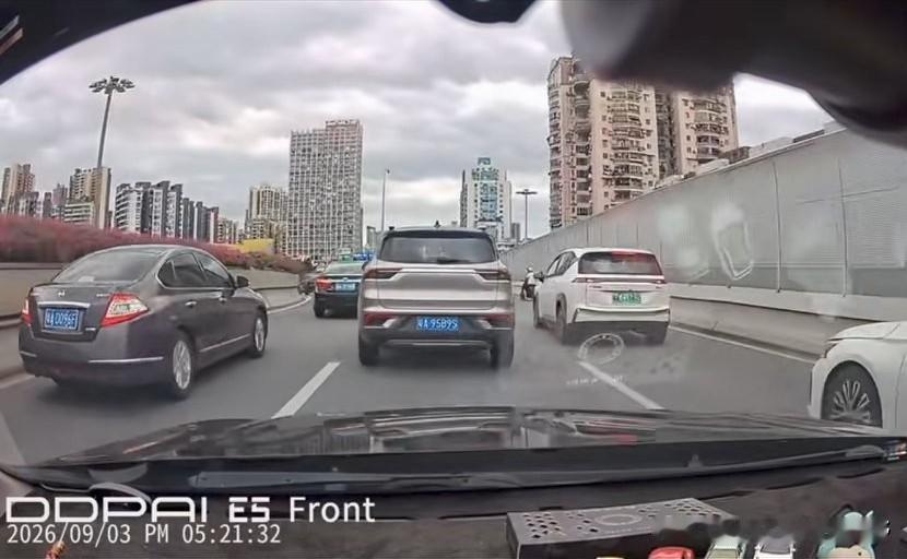 在广州开车，哪怕是在高架桥上都要小心穿插进来的电鸡。从车友的行车记录仪记录的画面
