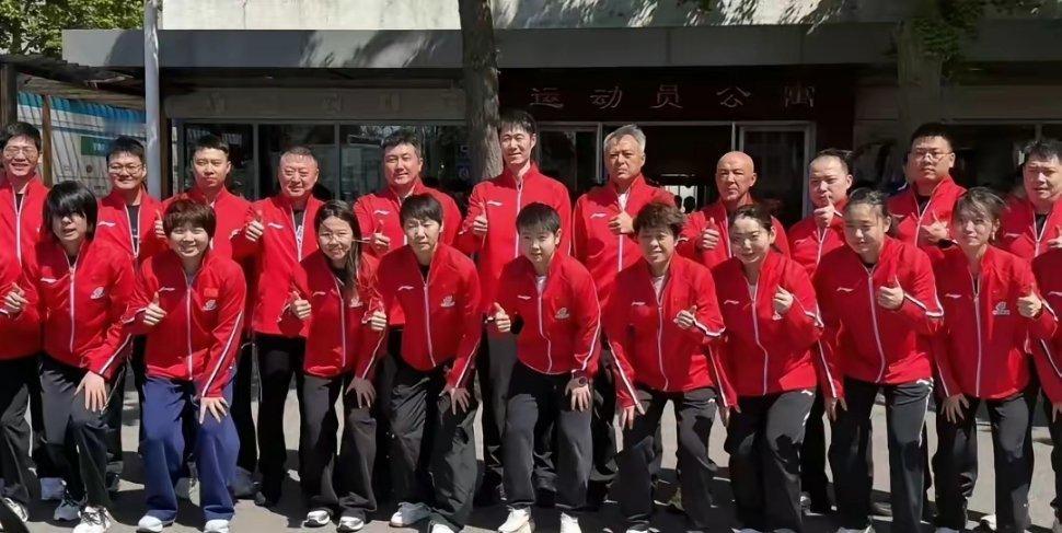 国乒男女队拍摄出征合影国乒出征伦敦团体世乒赛前集体合影！男队统一着装，女队各穿各