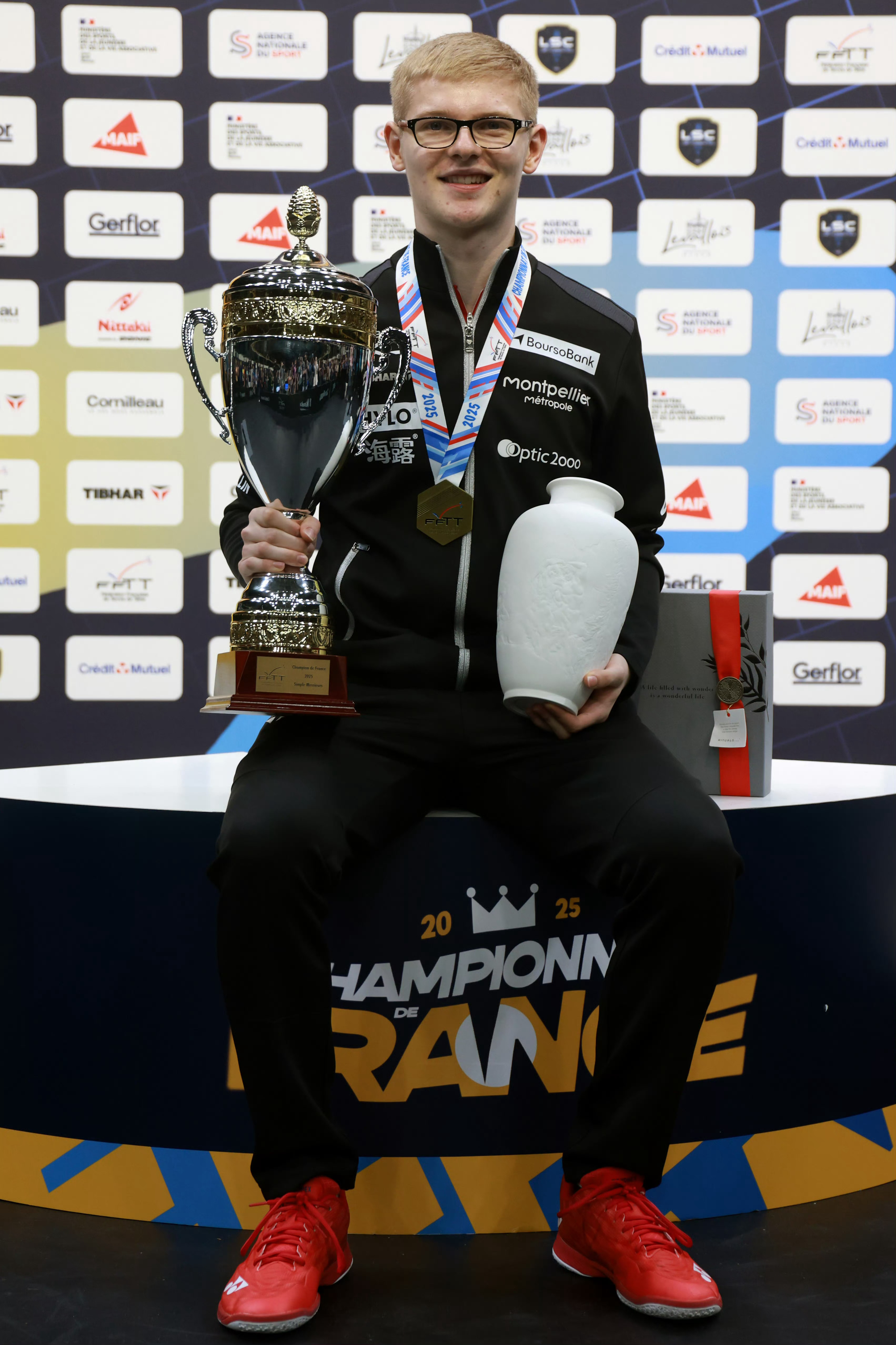 法锦冠军花瓶3400欧（27858元） 