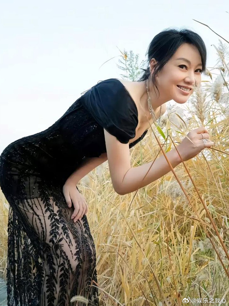 闫妮笑眯眯地说道：“我现在不开车啦！”郭德纲满是好奇，赶忙问道：“为啥现在不开车