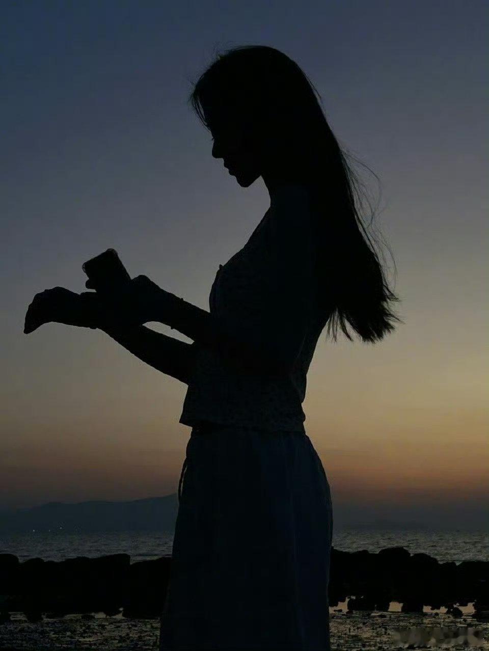 鞠婧祎掌管侧颜的神鞠婧祎这个侧颜真的绝了，线条又精致又清冷，直接就成了内娱侧颜界