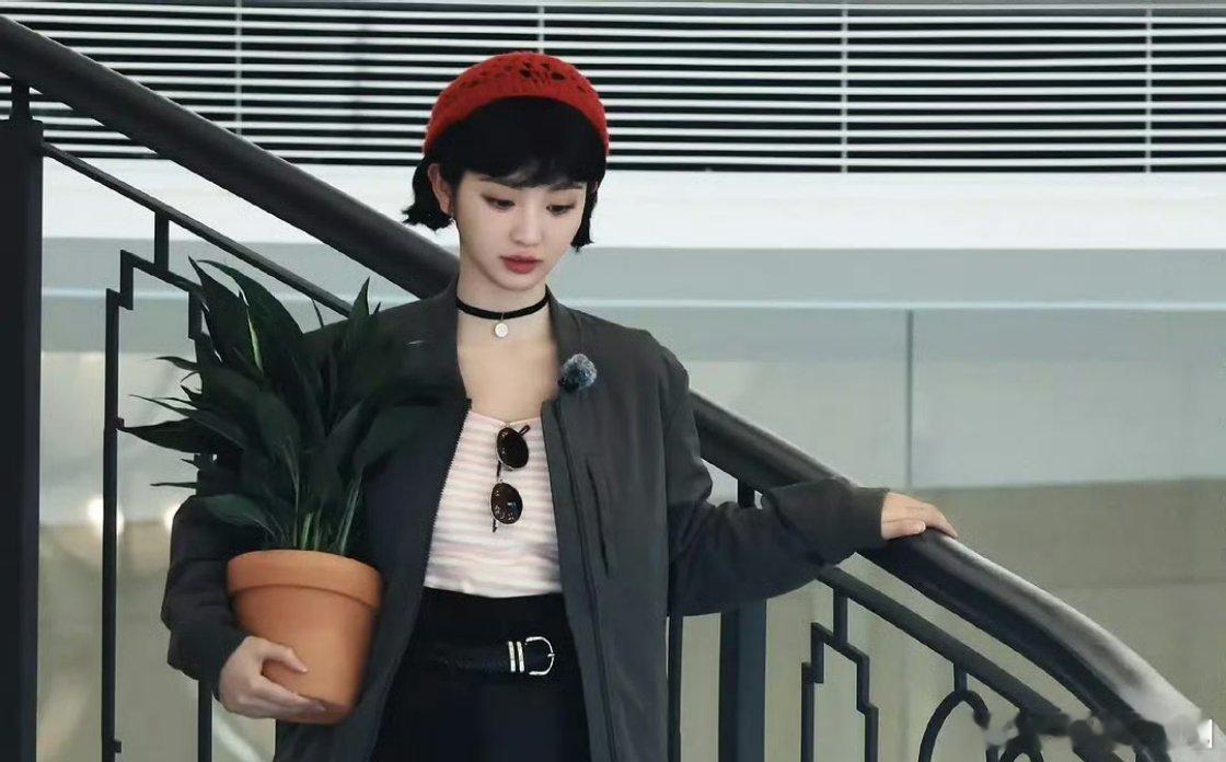 田曦薇短发[666][666][666]真的是好亮眼啊 ​​​