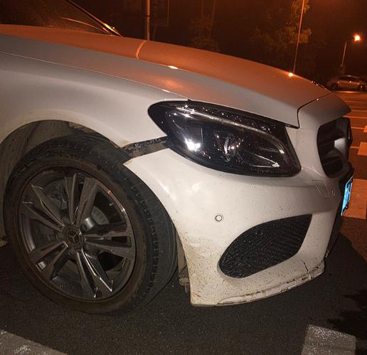 “太冤了！”浙江杭州，女子开车正常行驶在公路上，忽然，一条大白狗从草丛蹿出来，撞