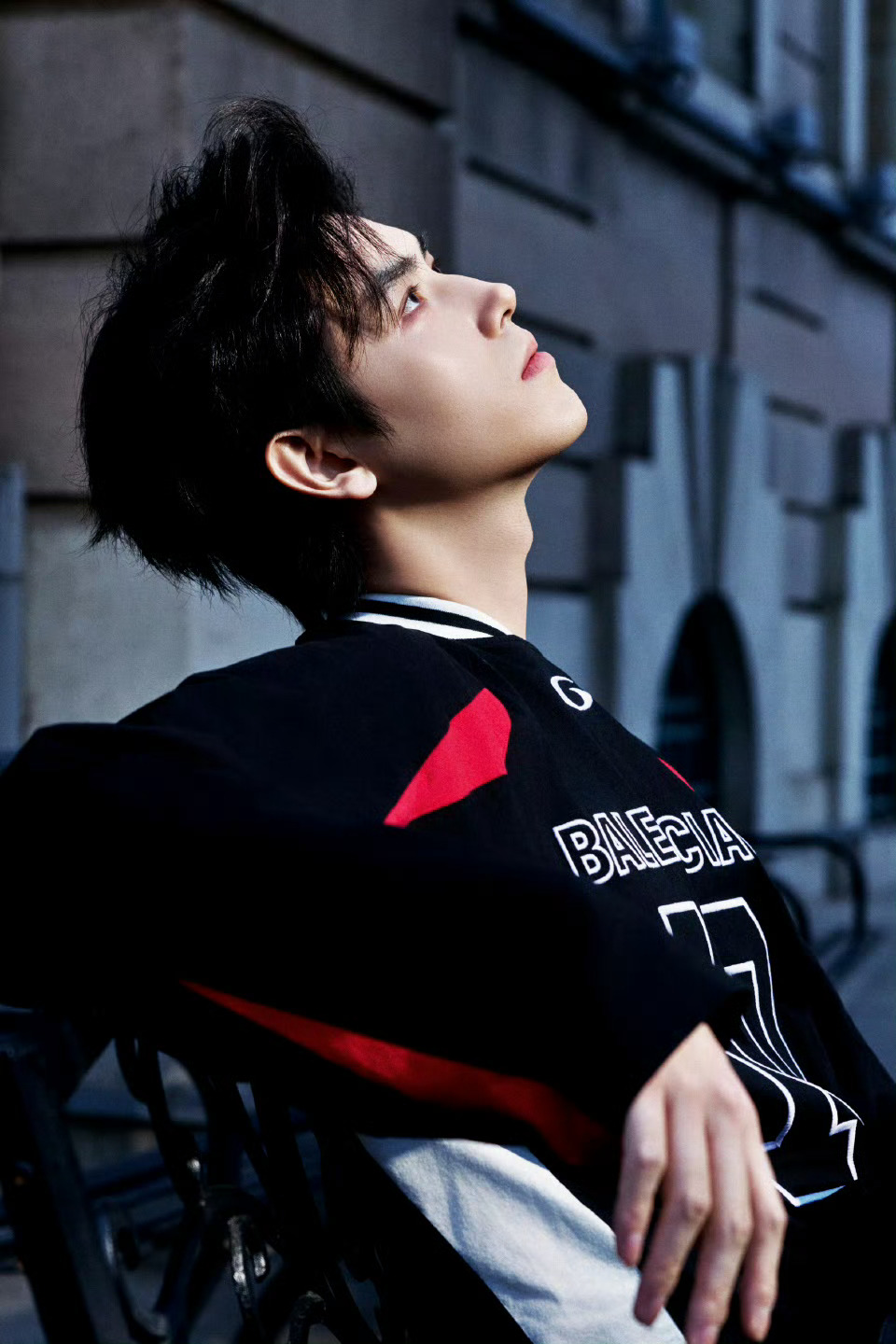 陈飞宇只需轻轻出手 不张扬、不刻意，却藏不住的耀眼。陈飞宇气质独特又耐看，颜值一