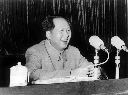 1975年，毛主席说：“外国人放个屁都是香的，害得我两年不能吃鸡蛋，”这句讽刺意