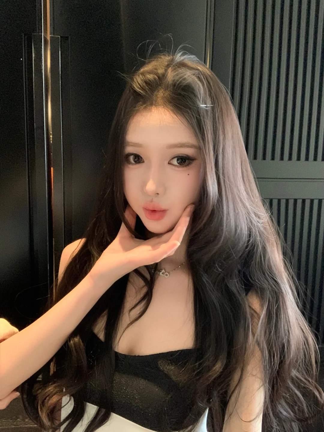 她好奇怪又有一点可爱