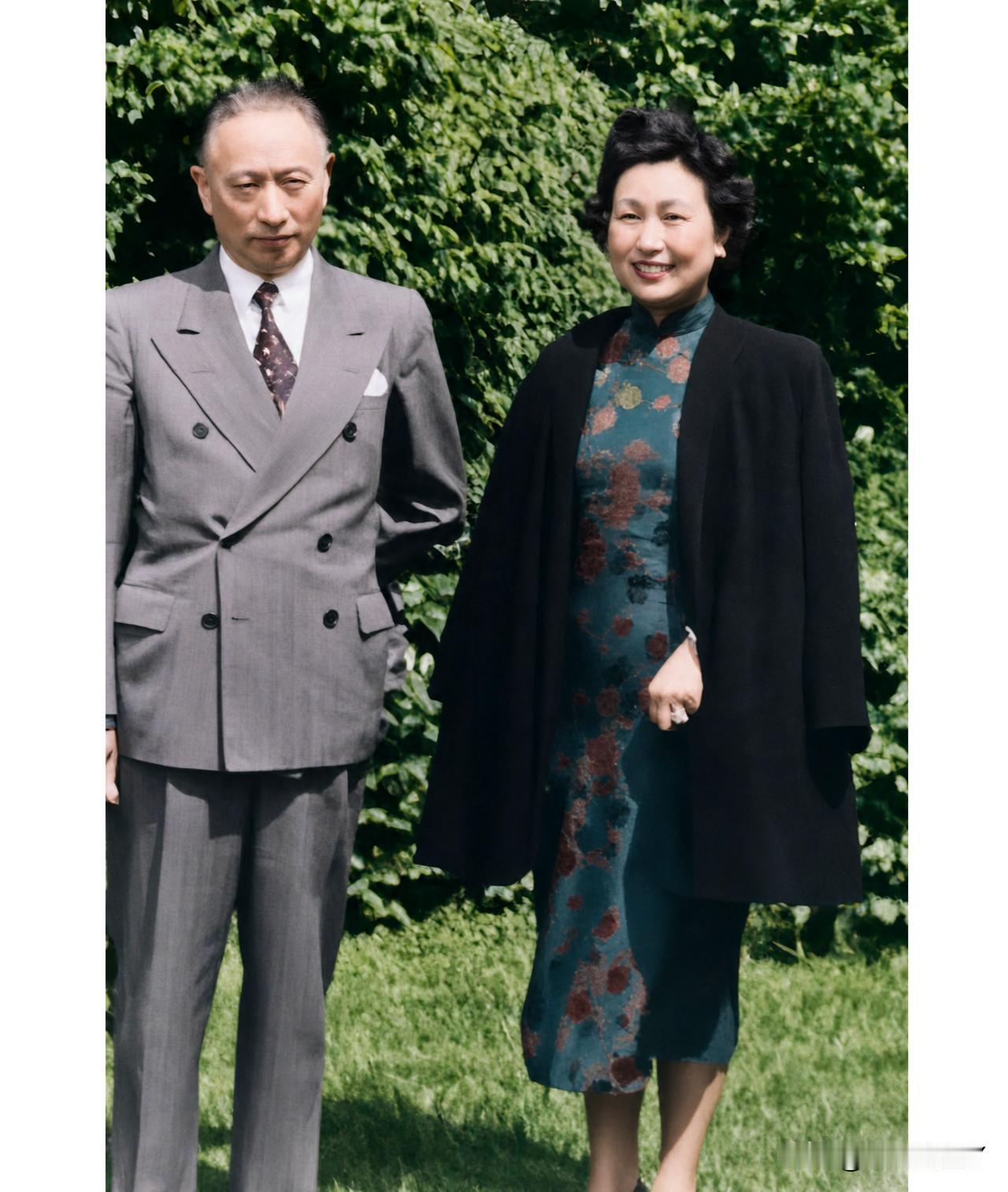 这是民国外交家顾维钧与严幼韵新婚时的一张合影老照片，拍摄于1959年的美国纽约。
