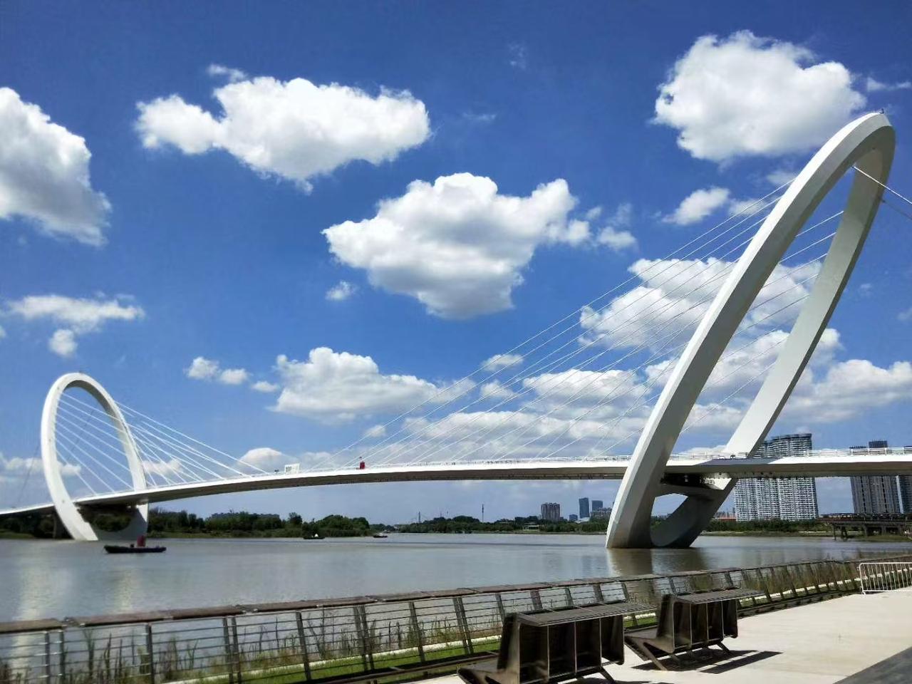 有网友建议，已经冠名12年的南京眼，应该换个名称了。
主要观点是2014年，世界