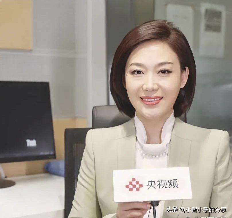 主持人郑丽都已经51岁了，这颜值比周涛都要漂亮，美丽、端庄、大气，一眼就被她惊艳