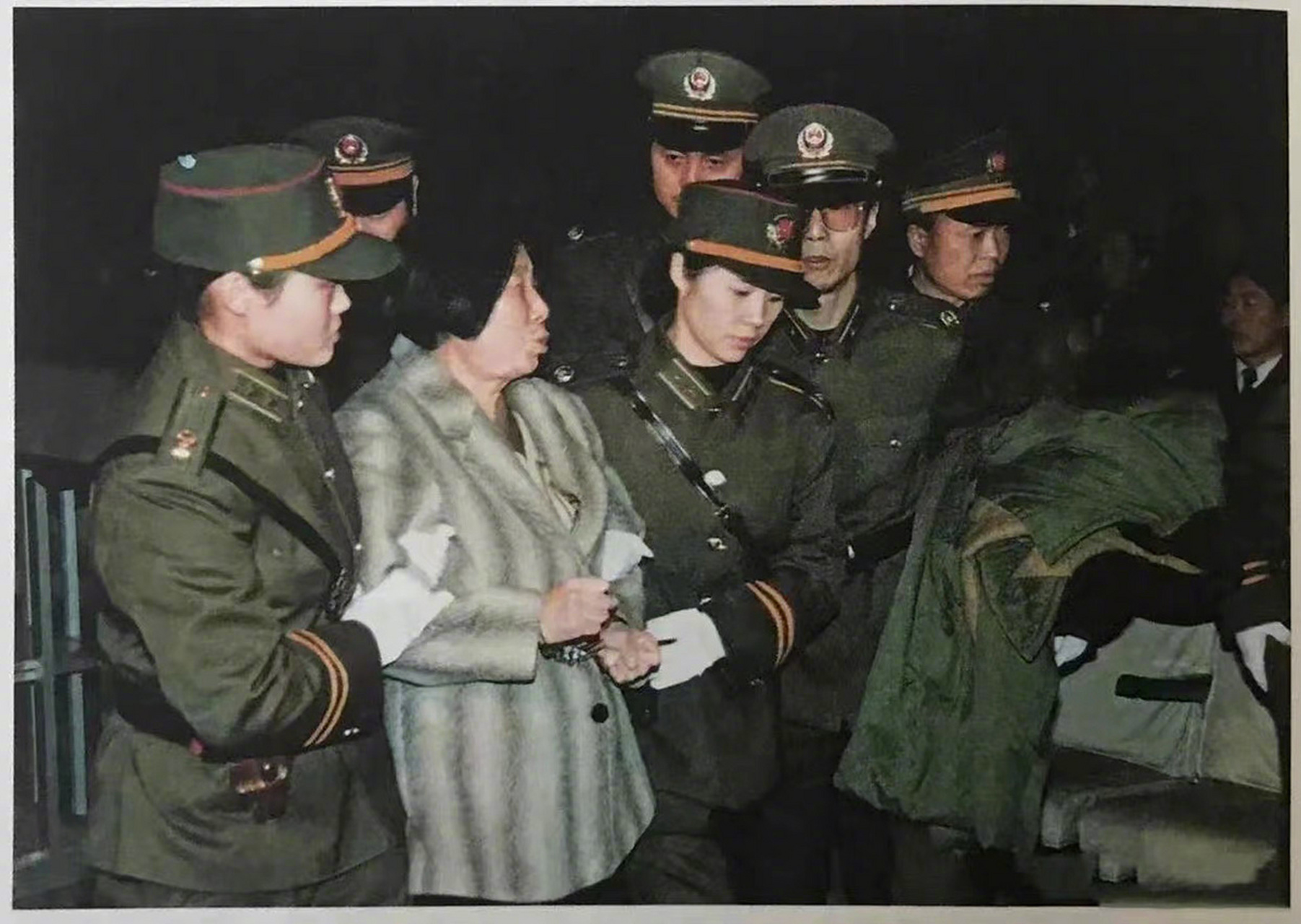 抵制曲婉婷不是无端苛责最著名的两个贪官，阎建宏因为贪污被枪毙，万万没想到，她用死