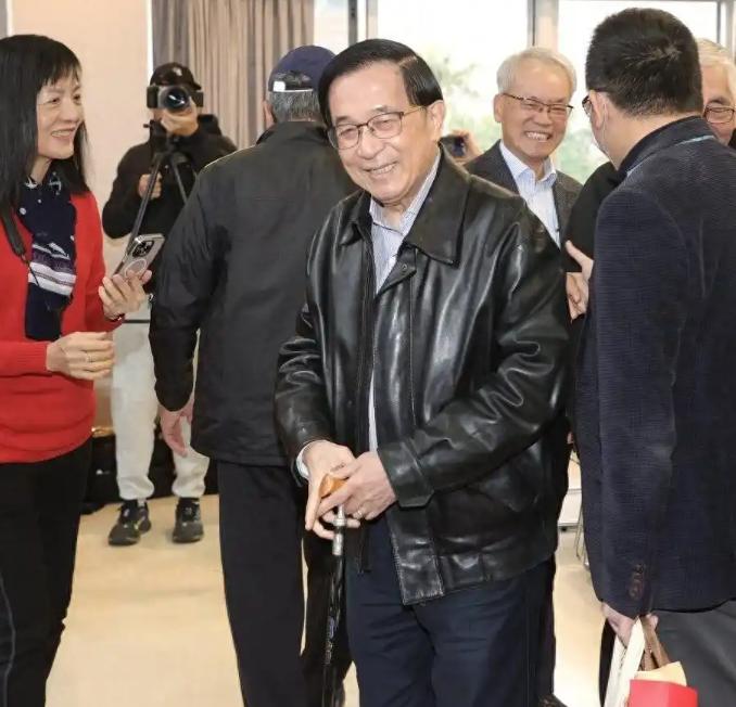 赖清德恐怕做梦都没想到，自己十几年前喊过的一句口号，今天会变成甩不掉的烫手山芋。