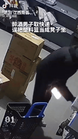 近日，江西南昌，一男子醉酒后，到自助快递站取包裹，他直接将一个塑料篮当凳子坐了下
