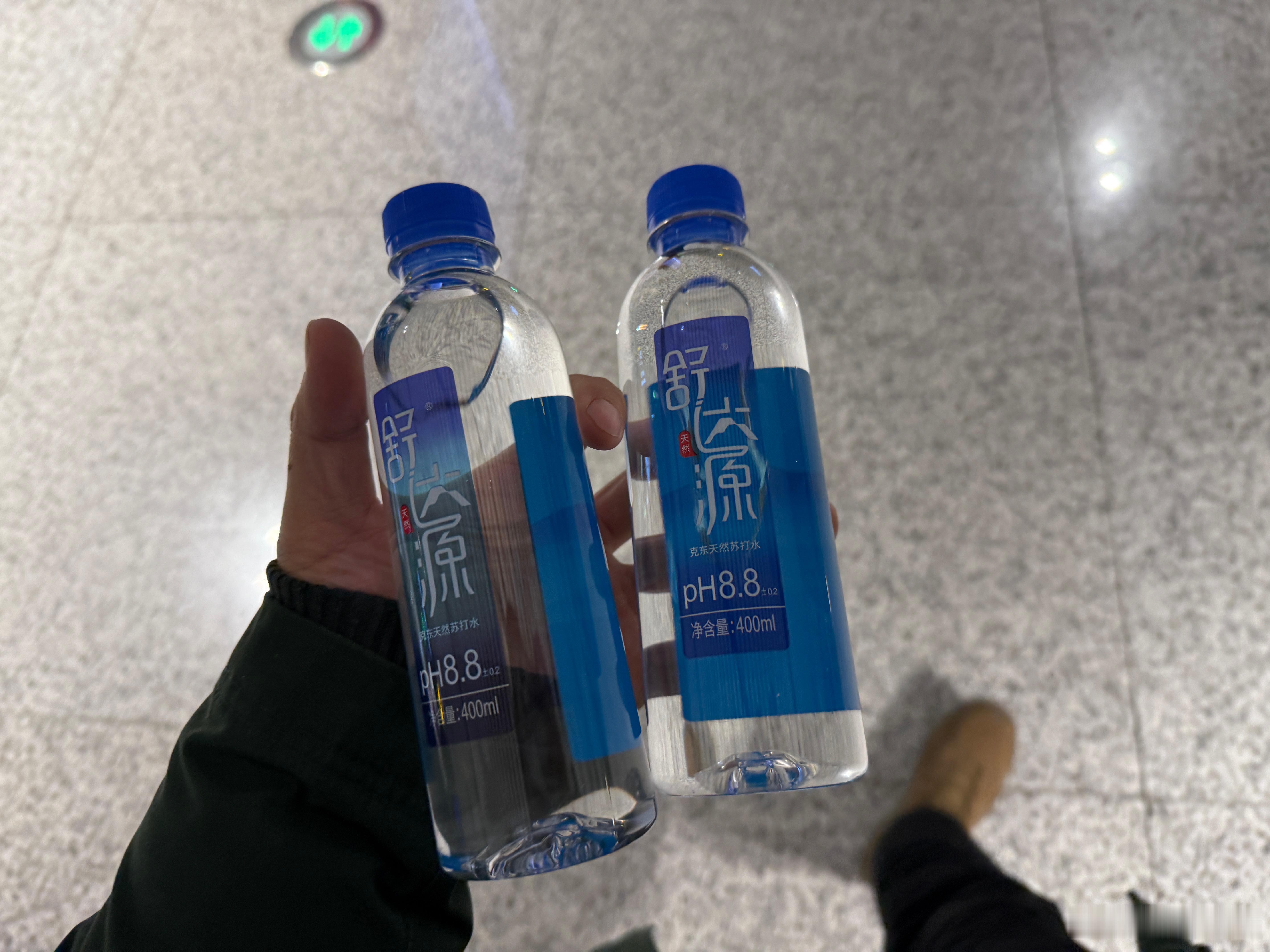 一些酒店啊，机场啊，就喜欢卖非主流的水，就是好卖高价，这个400毫升，12元一瓶