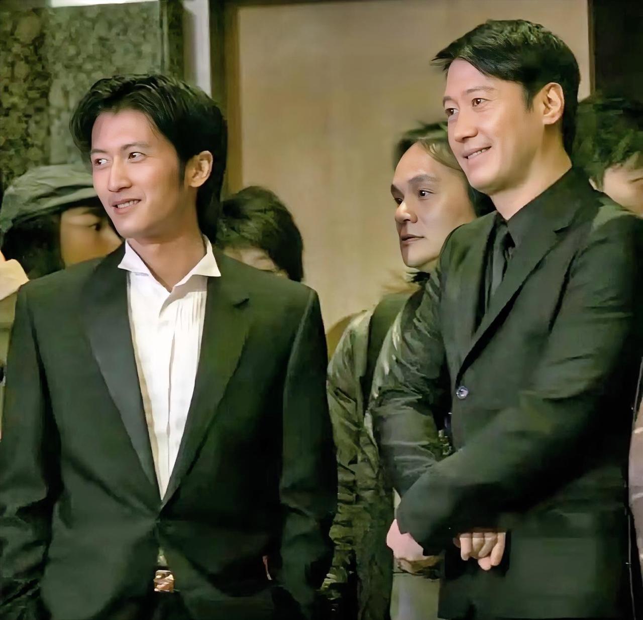 谢霆锋骨相太优越了
难怪可以一直不会老
这样看谢霆锋有170cm左右
黎明虽然大