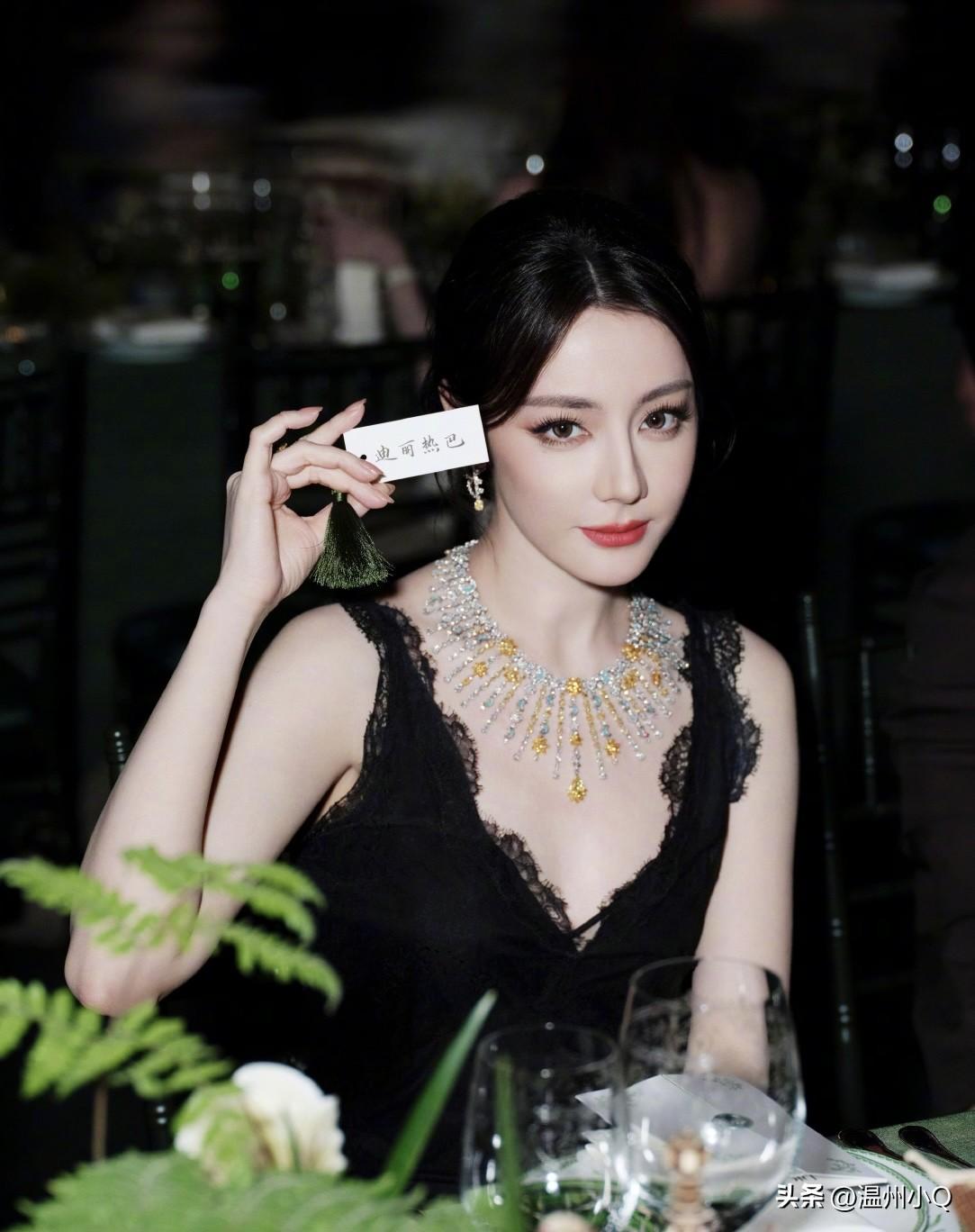 女明星的脖子可是最佳广告位之一，热巴的珠宝项链铺设得够大够广，品牌方必须满意。