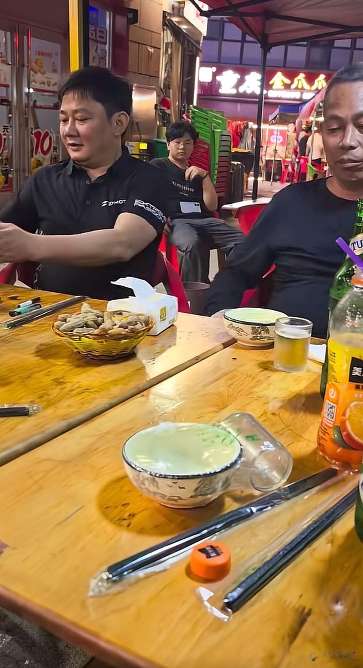 “牙哥”夫妇来看张雪，已经连续喝了两天酒了，昨晚菜都没上就开始喝，最纯粹真挚的感
