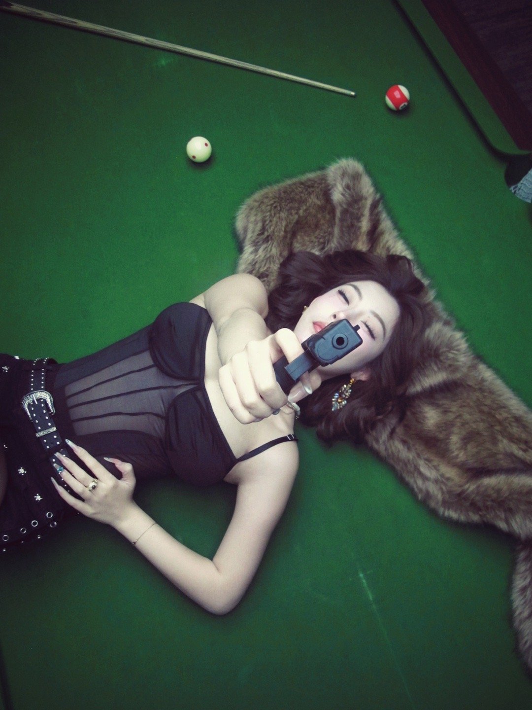 主线任务：夺回失去的帅气（胸大的姐妹拍这种吊带紧身的衣服可以试试搭配一下皮草装饰