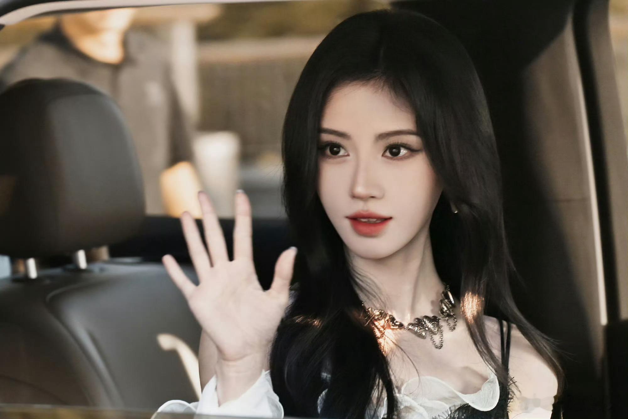 鞠婧祎万花世界娱乐圈副本现代装造型，明媚的大明星苏绿夏，鞠婧祎本色出演了完全适配