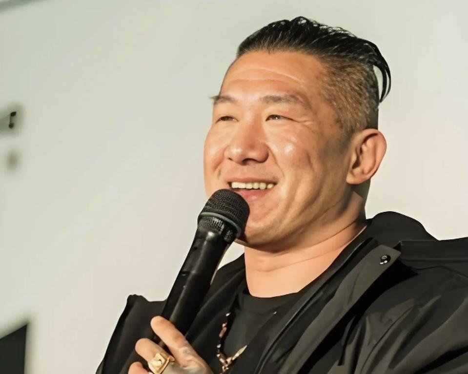 馆长要是真打算为两岸说真话，与其在台湾被民进党拿捏，不如干脆搬来大陆——

这可