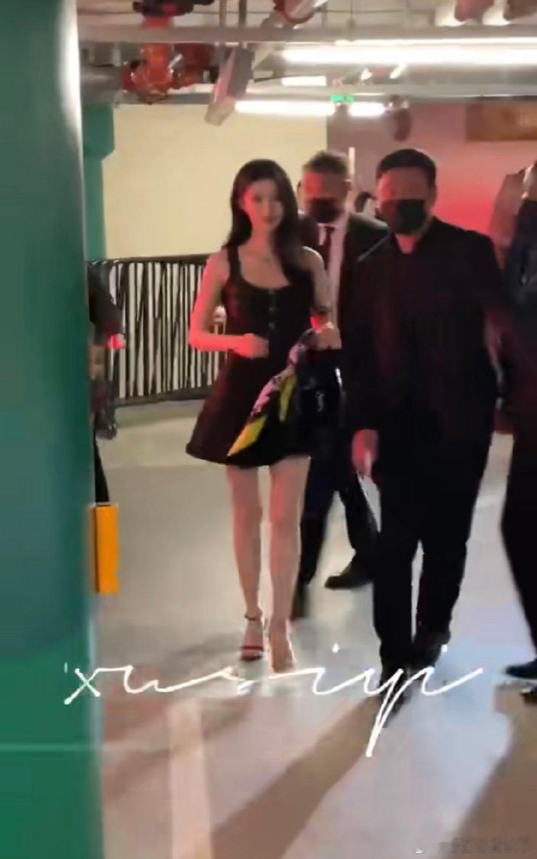 王楚然你穿戴甲掉了 这波是“美貌压过小失误”现场！笑起来的时候整个人像在发光，穿