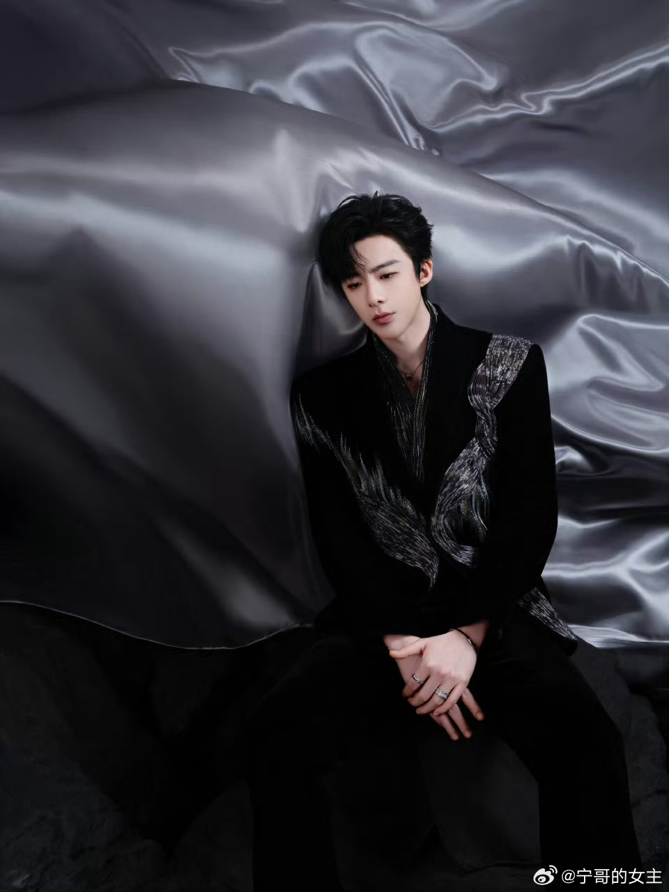 因为妈妈生病住院错过了杭州站，陆陆续续在网上捡了很多视频，很温暖很感动。刘宇宁果