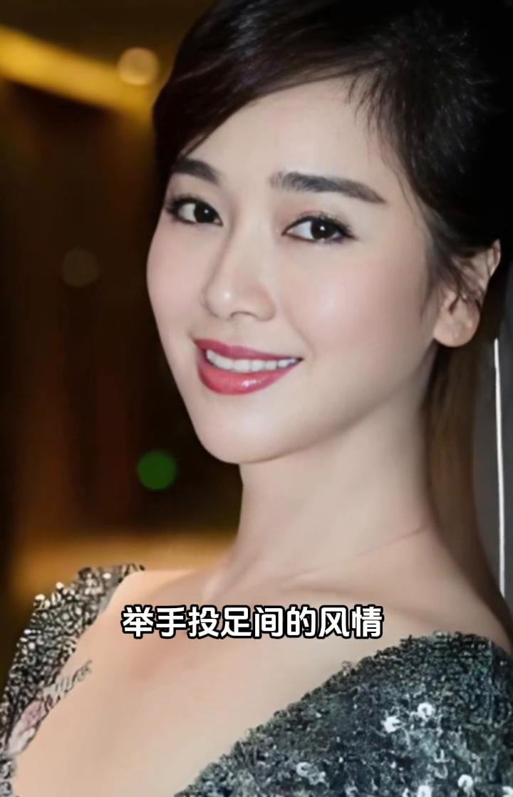 时光对她格外温柔，从青丝到如今容颜几乎没留下痕迹，身材依旧玲珑有致，气质却愈发醇