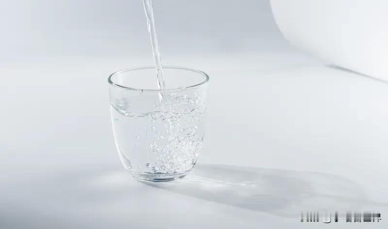 早晨起来喝一杯水,喝什么水?一般都是矿泉水，饮用水！
