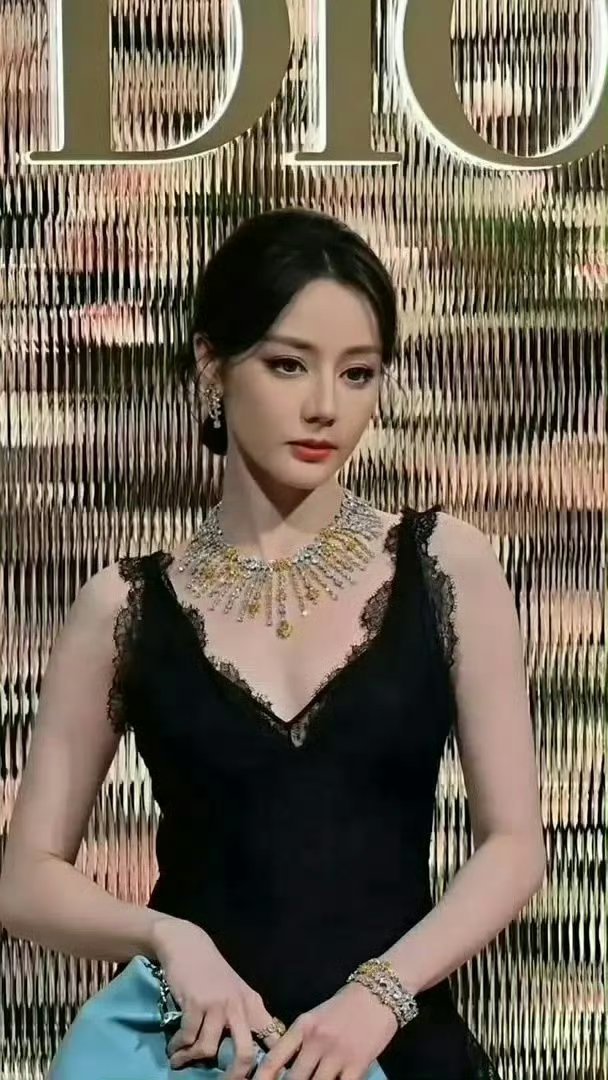 迪丽热巴 往出热和周也三位美女同台，这装扮看着谁赢了呢？ 