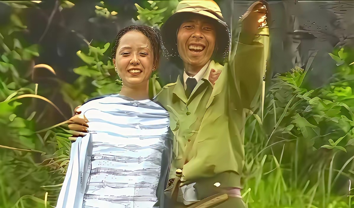 这张照片拍摄于1986年，一名穿着越南军官装束，戴着宽檐帽的男子，搂着身旁的女演