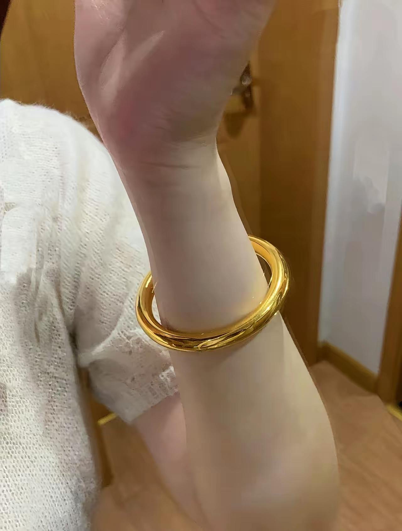 一觉睡醒金价疯涨！55克金镯子要5万6，金店里空荡荡没人买，连回收都暂时停了，这