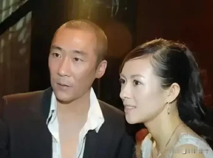 章子怡爸爸妈妈长相都非常普通，哥哥也没好看到哪里去，普普通通的家庭却把女儿培养成