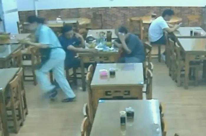 广东一男子故意伸腿去绊服务员，致面汤洒顾客身上，面馆老板发声：曾多次滋扰其他顾客