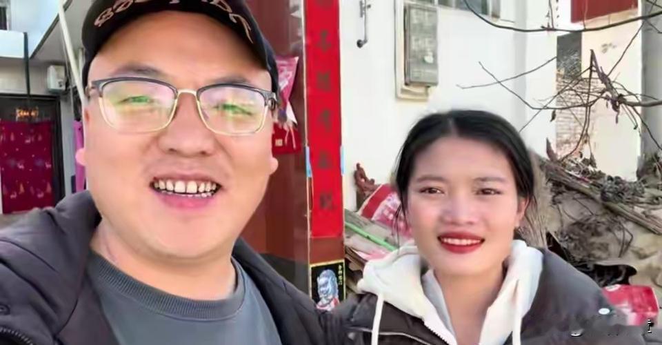 蜜姐寻缘记：老挝与中国的双城故事，命运难测

开始是直播间里，粉丝们天天问蜜姐，