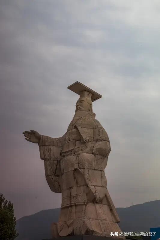 秦始皇和李世民谁更厉害，这还真不好说。
秦始皇统一六国，建立起中国历史上第一个大