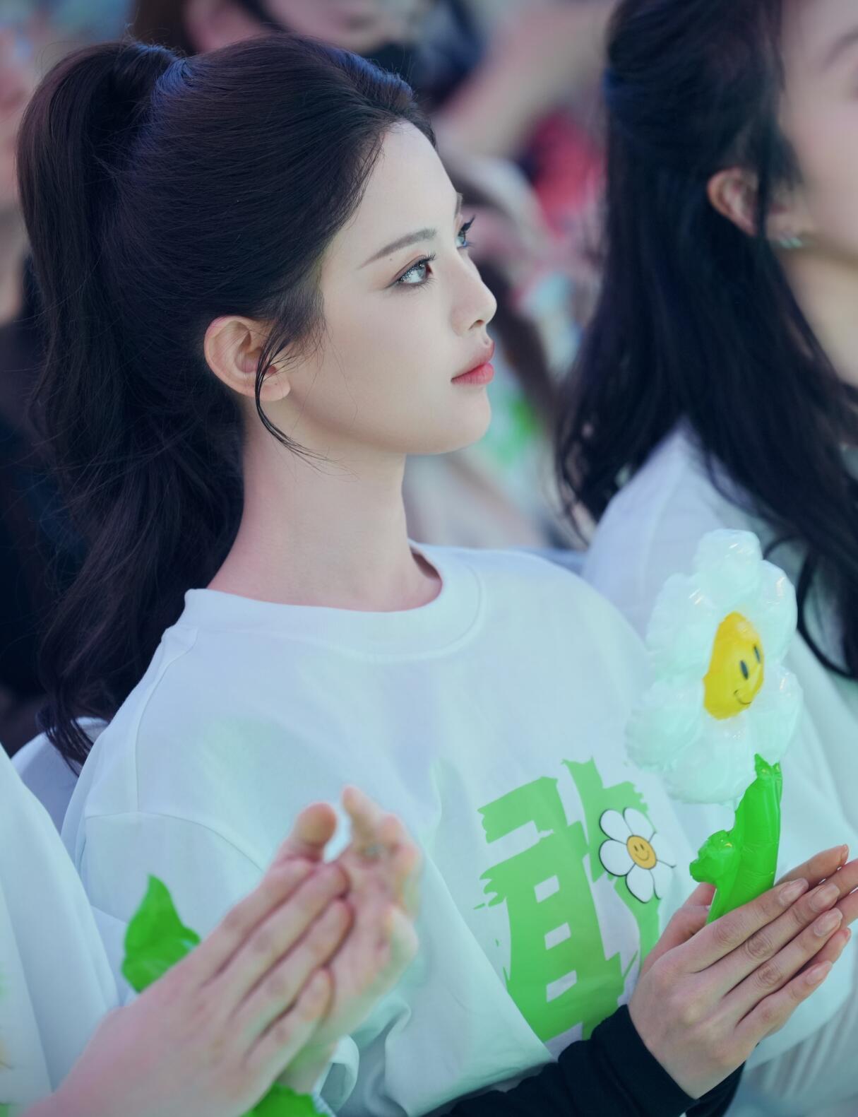 杨超越拍戏手臂大面积淤青杨超越在10间敢死队里的谢谢这个角色相当的暖心又有反差感