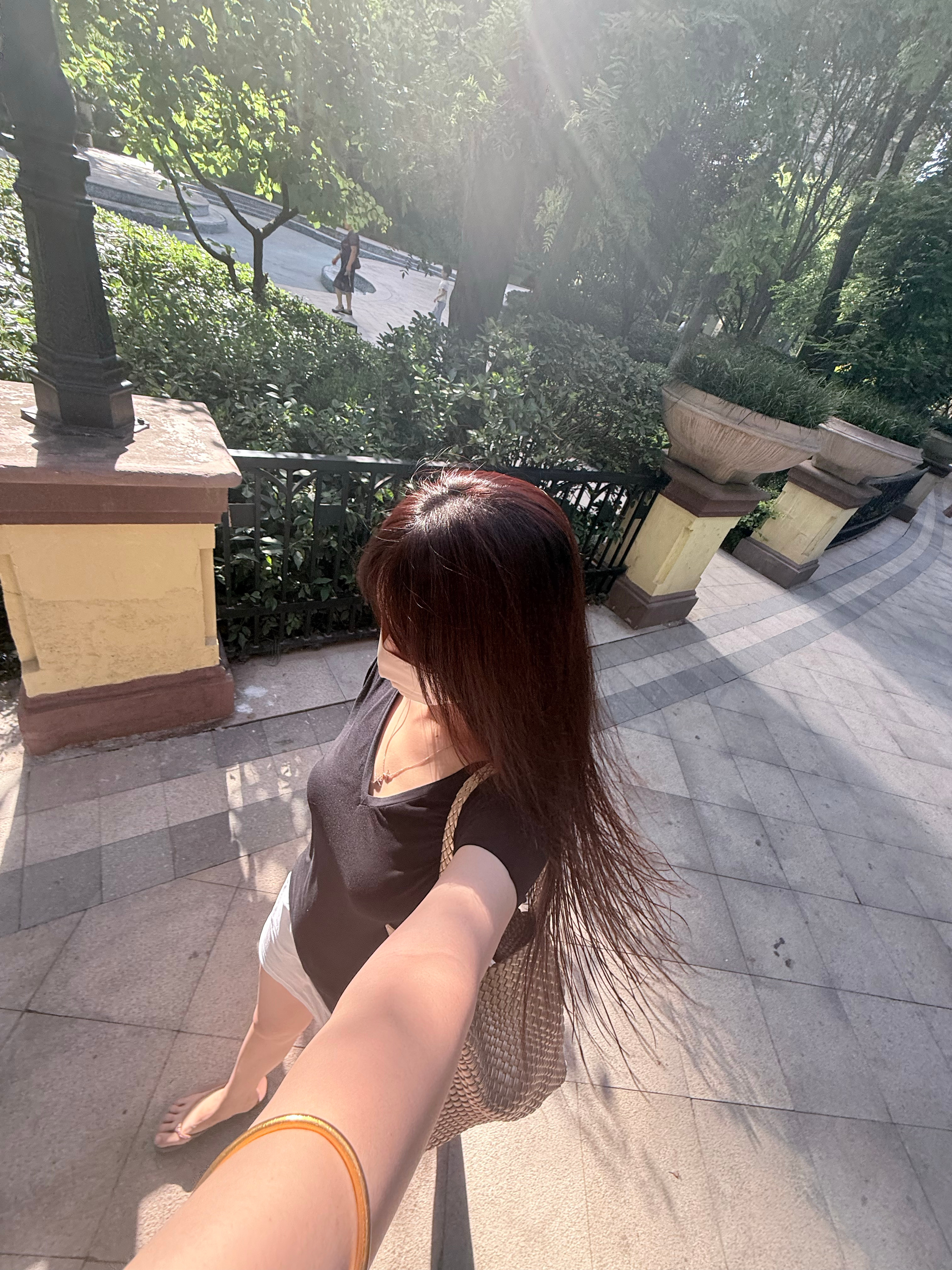 好热的天呐 在更衣室要爆炸了 