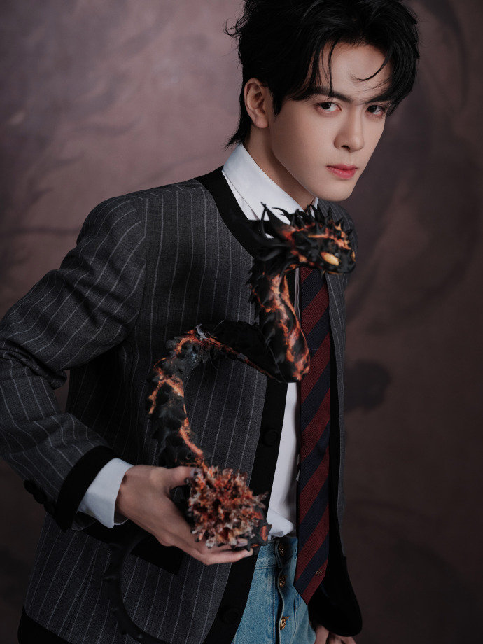 曾舜晞腿长得我有心事了 曾舜晞分享一组武拾光造型图~小王子卷毛太优雅了！腿真的超