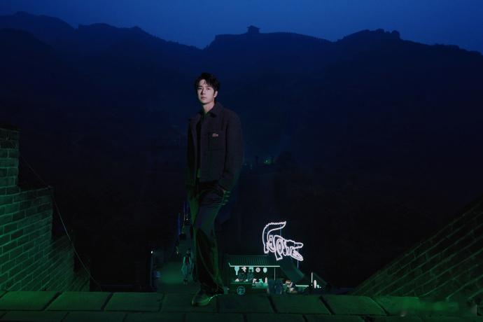 #王一博体制内男友穿搭##王一博夜幕长城大片#王一博的体制内男友穿搭让人着迷，插