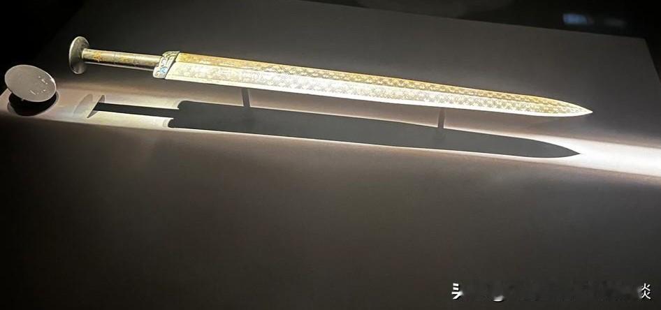 看到这些资料和新闻，我才知道，原来越王勾践剑，也可以书写成“越王句践剑”。这里的