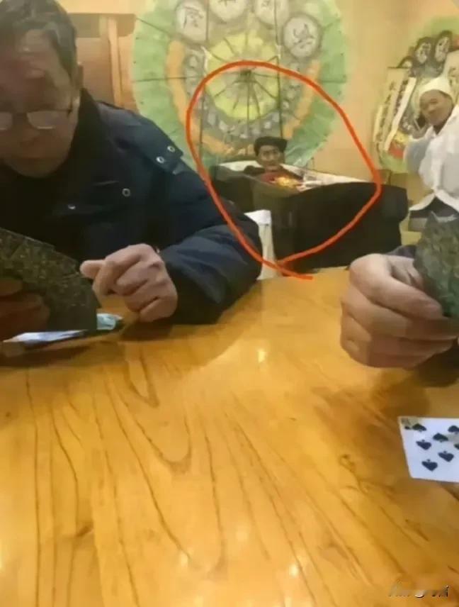 参加老爷子的葬礼时，出现了令人瞠目结舌的一幕——老爷子竟然复活坐了起来，这可真是