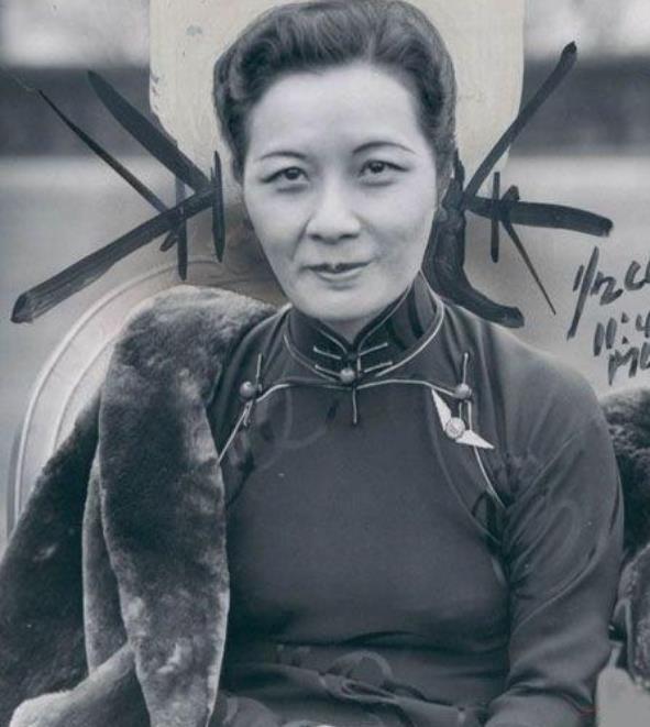 《四渡》这个电影有一点好，就是把宋美龄喜欢穿这种领口，胸口密密麻麻一堆蜈蚣扣的旗