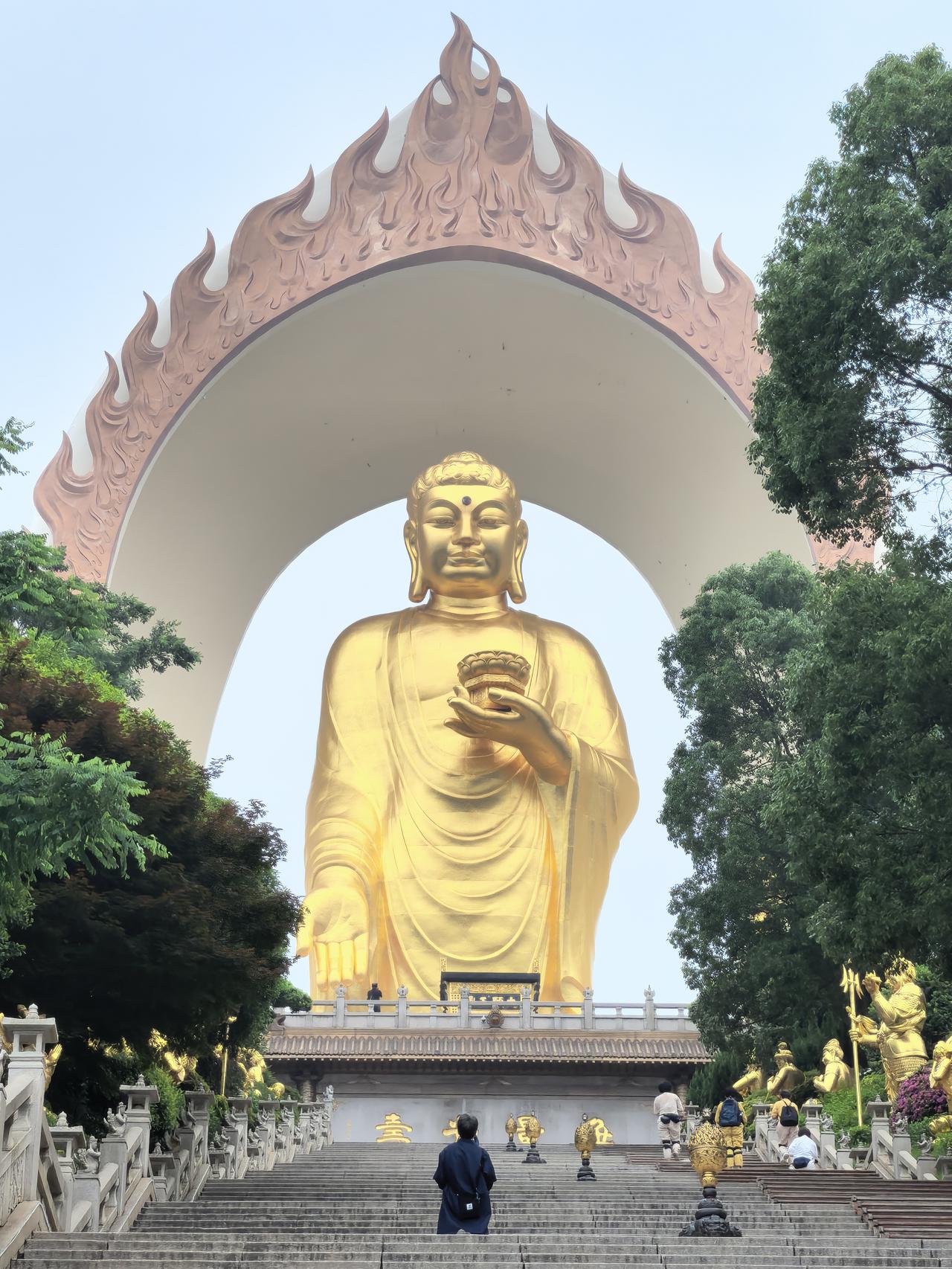 虔诚叩拜，向善求德。

清晨5点，天色微亮，庐山东林大佛笼罩在淡青色的薄雾中。山