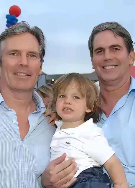 这关系太乱了，两个大男人结婚甚至生孩子。没想到贝森特竟然是有丈夫之人而非有妻子之