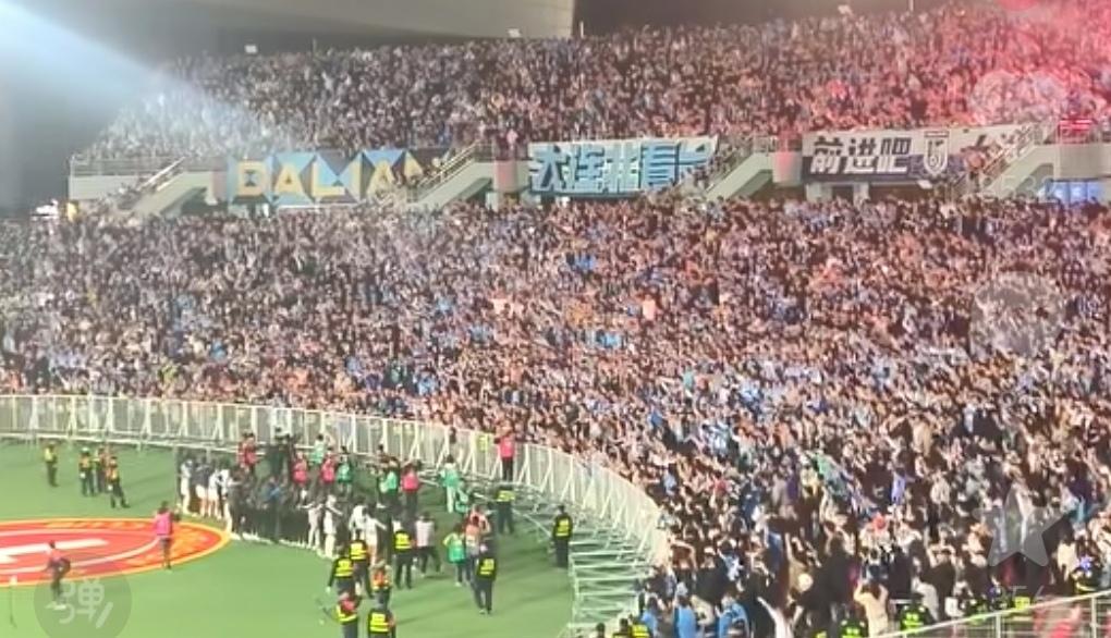 期待海港能够学习一下辽宁主场对德比对手大连开放的客队球迷区！索性上下台全部打开！