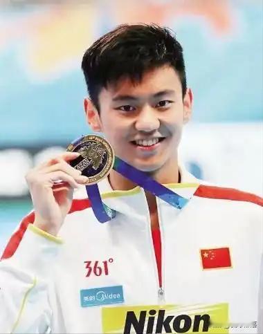 宁泽涛，曾打破亚洲纪录，前游泳世界冠军，如今成高尔夫球运动员。

这个名字曾经如