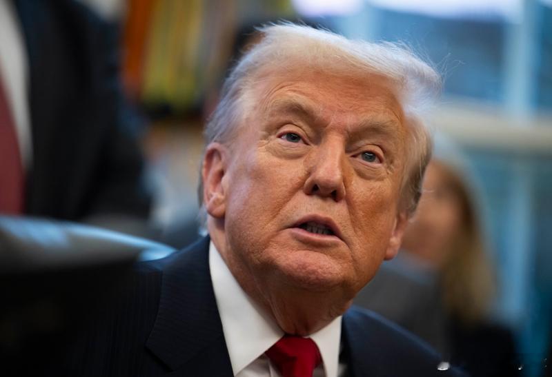 【曾扬言驱逐中国留学生，如今为何态度大转弯？特朗普坦言：后果太惨重】 近年来，“