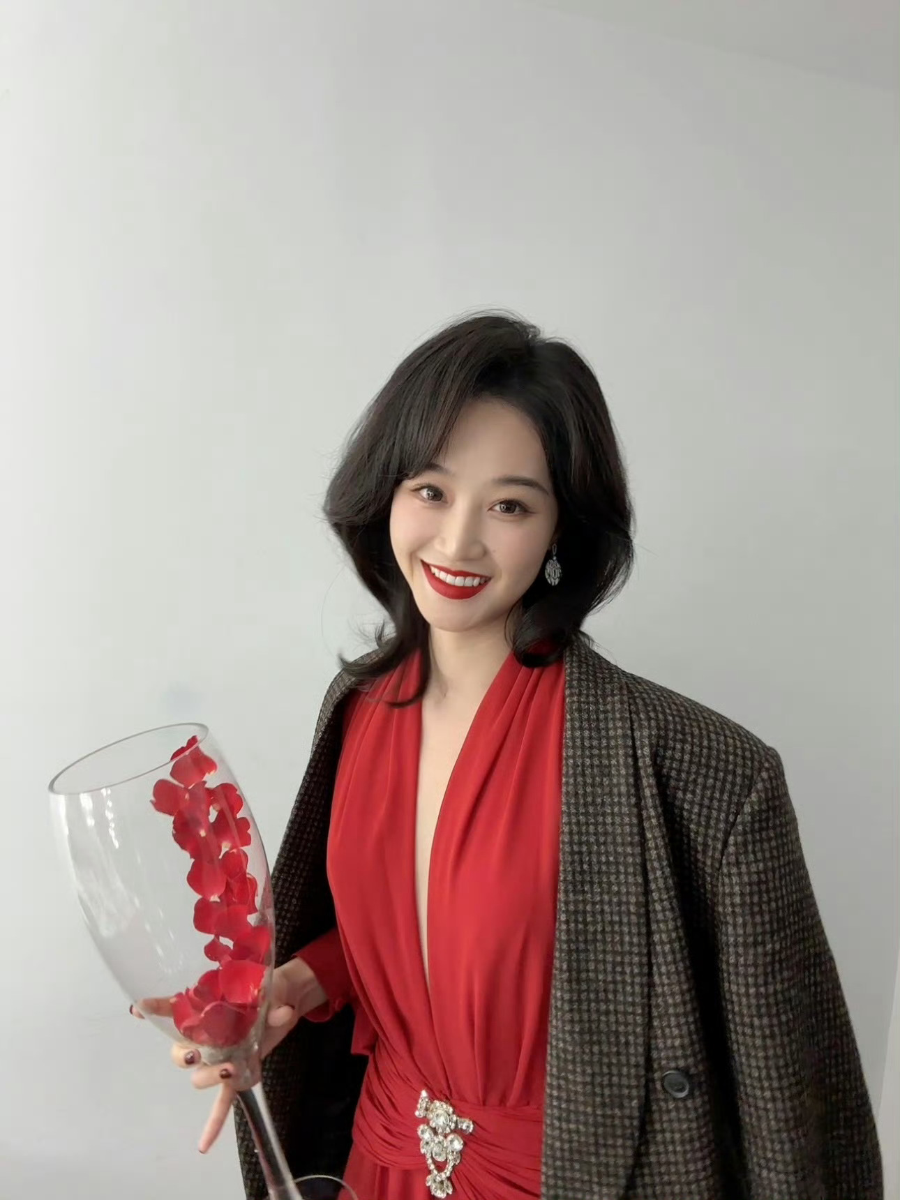 #蓝盈莹摇晃的红玫瑰# 蓝盈莹摇晃的红玫瑰，最新发的自拍真真美神降临！！举着超大