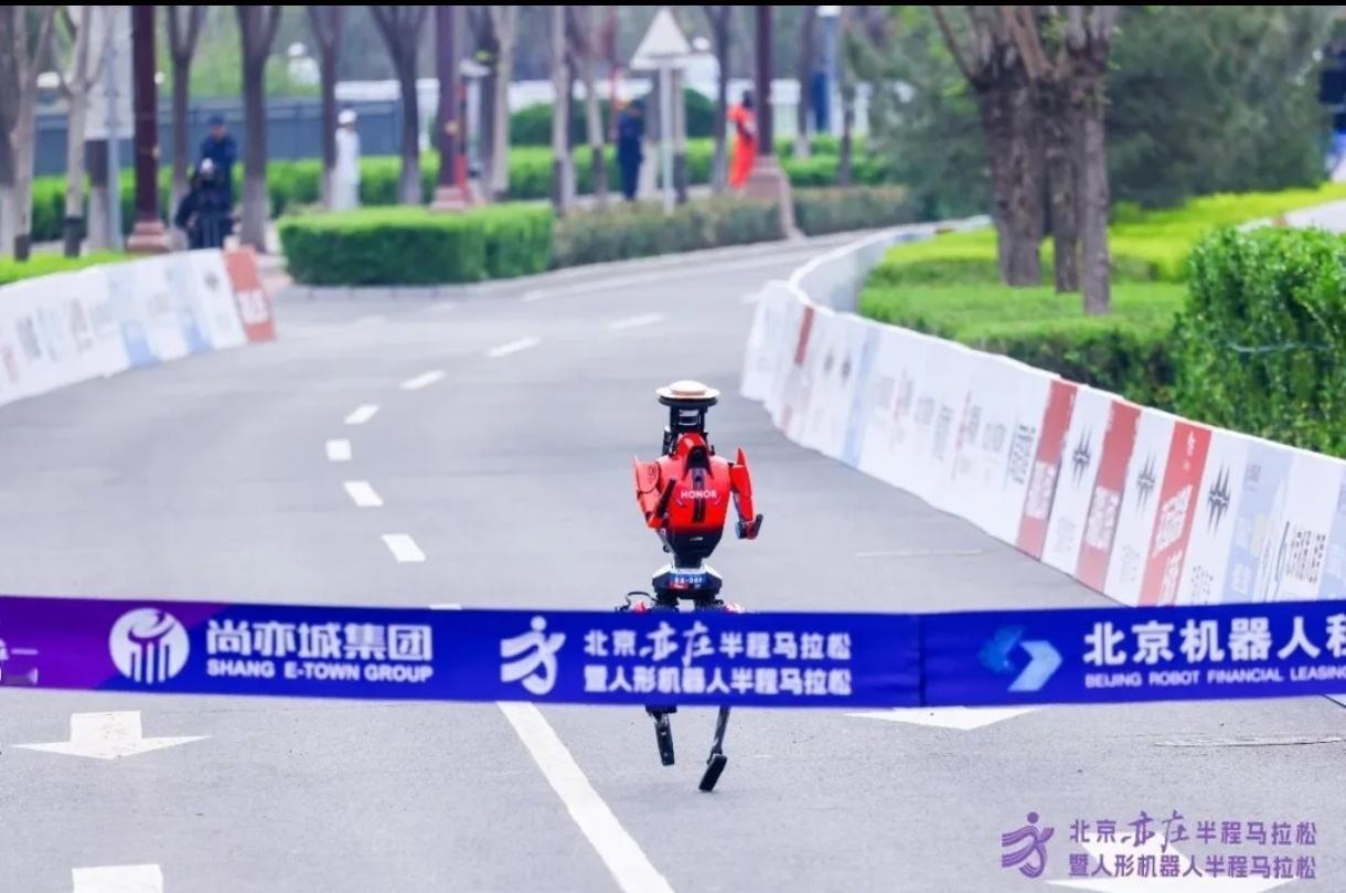 机器人半马跑出50分26秒，直接碾压人类世界纪录！
精准配速、永不掉速、不会跑崩